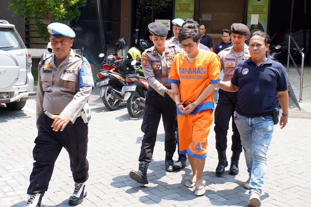 Polisi menemukan sejumlah barang bukti narkoba sabu dan peralatan. Di antaranya satu paket narkotika jenis sabu, dua bungkus plastik klip kecil, satu bungkus plastik klip besar, dan satu buah sendok plastik, Selain itu satu buah timbangan elektrik warna hitam, dua buah potongan sedotan plastik, dan satu kotak tempat sarung merk Wadimor.