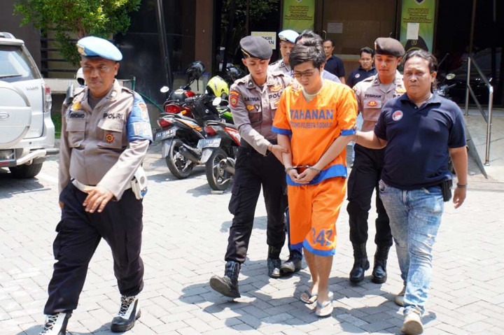 Polisi menemukan sejumlah barang bukti narkoba sabu dan peralatan. Di antaranya satu paket narkotika jenis sabu, dua bungkus plastik klip kecil, satu bungkus plastik klip besar, dan satu buah sendok plastik, Selain itu satu buah timbangan elektrik warna hitam, dua buah potongan sedotan plastik, dan satu kotak tempat sarung merk Wadimor.