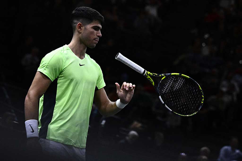 Carlos Alcaraz mengalami kekalahan mengejutkan pada putaran kedua di Paris Masters, Selasa, 31 Oktober 2023 waktu setempat. Alcaraz kalah dua gim langsung dengan skor 6-3, 6-4 dari petenis kualifikasi asal Rusia Roman Safiullin.