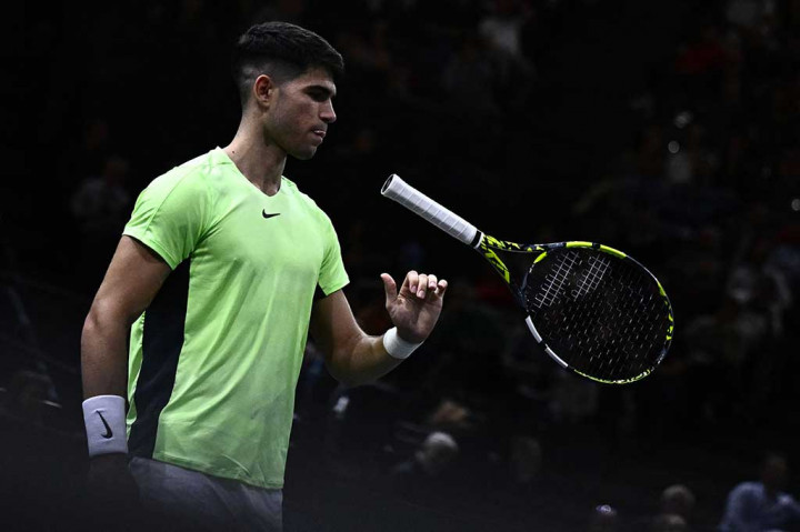 Carlos Alcaraz mengalami kekalahan mengejutkan pada putaran kedua di Paris Masters, Selasa, 31 Oktober 2023 waktu setempat. Alcaraz kalah dua gim langsung dengan skor 6-3, 6-4 dari petenis kualifikasi asal Rusia Roman Safiullin.