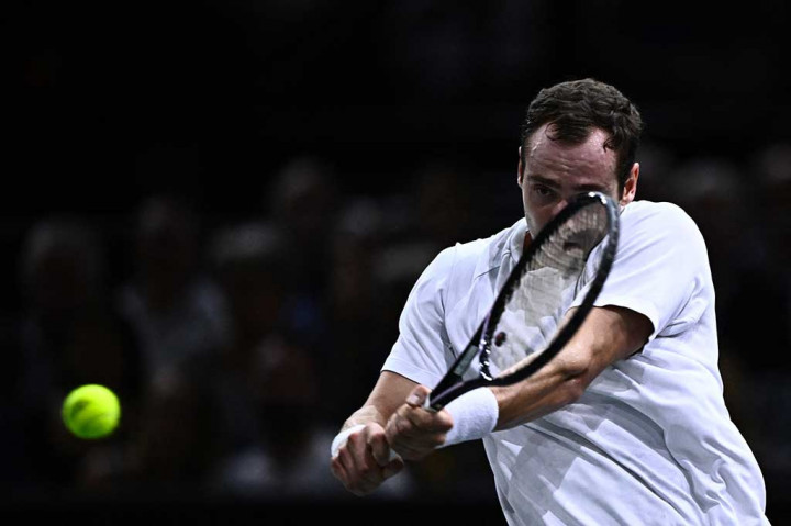 Safiullin, peringkat 45 dunia, membatalkan break awal Alcaraz pada set pertama dan kemudian tidak pernah menoleh ke belakang saat ia berlari untuk merebut set pembuka 6-3. Skenario yang sama kemudian terjadi pada set kedua, dengan Alcaraz mematahkan servisnya untuk memimpin lebih awal namun lawannya segera membalasnya.