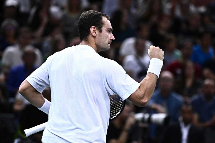 Pemain berusia 26 tahun itu tetap tenang di bawah tekanan dari juara Wimbledon itu untuk melakukan servis demi kemenangan, meski menghadapi beberapa deuce poin di game terakhir. 