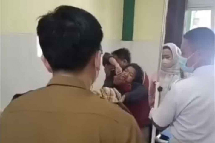 Sebanyak 78 santri di Pondok Pesantren (Ponpes) Al Huda di Desa Gondang, Kecamatan Subah, Kabupaten Batang, Jawa Tengah dilarikan ke rumah sakit dan puskesmas diduga alami mengalami keracunan massal.