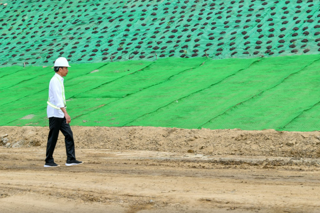 “Sekarang dibangun tol ini langsung dari Balikpapan menuju ke Nusantara. Itu hanya memakan waktu kira-kira 50 menit, jaraknya 57 km sehingga ini akan mempercepat mobilitas orang dan barang nantinya ke Nusantara,” ujar Presiden.