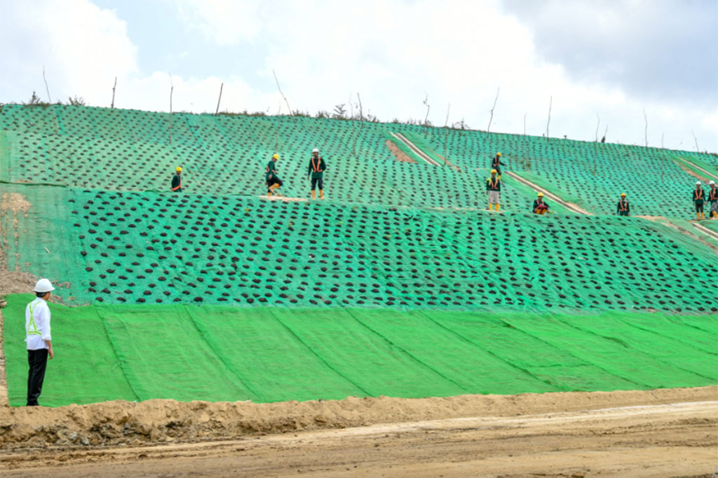Menurut Presiden, saat ini progres pengerjaan jalan tol tersebut telah mencapai hampir 55 persen. Kepala Negara berharap jalan tol tersebut bisa dipakai pada pertengahan tahun 2024 mendatang. “Diharapkan nanti di bulan Juni 2024 sudah bisa dipakai,” ucapnya.