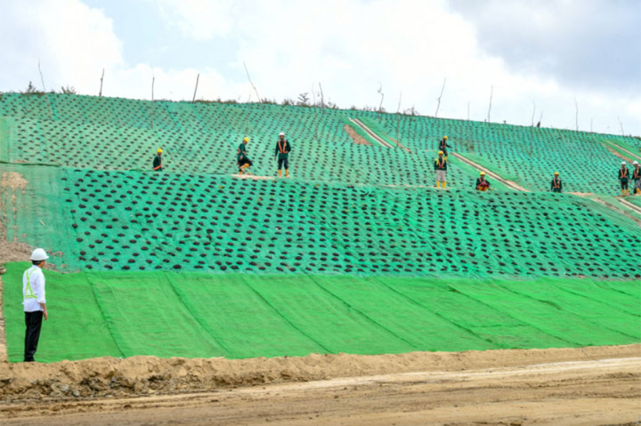 Menurut Presiden, saat ini progres pengerjaan jalan tol tersebut telah mencapai hampir 55 persen. Kepala Negara berharap jalan tol tersebut bisa dipakai pada pertengahan tahun 2024 mendatang. “Diharapkan nanti di bulan Juni 2024 sudah bisa dipakai,” ucapnya.