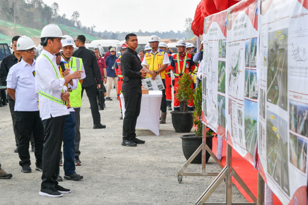 “Kanan kirinya ini memang ingin kita buat sehijau mungkin sehingga mulai ditanami pohon-pohon endemik Kalimantan yang kita harapkan nanti kanan-kiri jalan tol ini semuanya green, hijau semuanya, dan kita sudah siapkan 60 ribu pohon untuk jalan tol ini saja,” jelasnya.