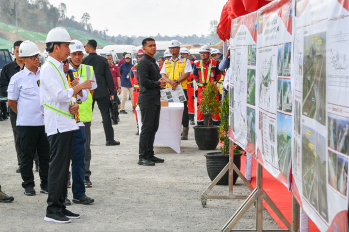 “Kanan kirinya ini memang ingin kita buat sehijau mungkin sehingga mulai ditanami pohon-pohon endemik Kalimantan yang kita harapkan nanti kanan-kiri jalan tol ini semuanya green, hijau semuanya, dan kita sudah siapkan 60 ribu pohon untuk jalan tol ini saja,” jelasnya.