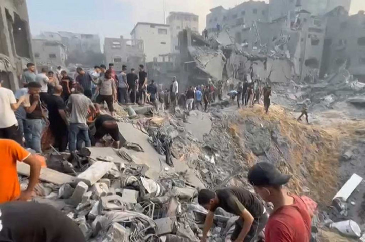 Ratapan memenuhi udara ketika ratusan orang yang berada di sekitar dan sukarelawan menarik balok beton dan memutar logam untuk mencari korban yang selamat. AFP menyaksikan setidaknya 47 mayat ditemukan.