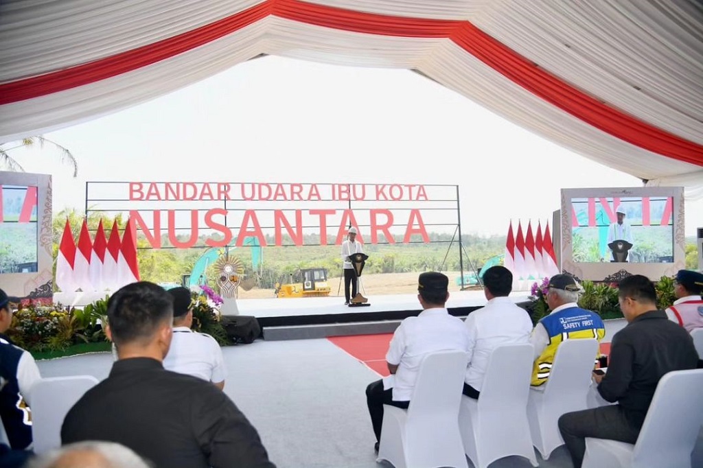 Presiden Joko Widodo melakukan peletakan batu pertama Bandar Udara Ibu Kota Nusantara (IKN) di Kabupaten Penajam Paser Utara, Provinsi Kalimantan Timur, pada Rabu, 1 November 2023. Presiden Jokowi menilai bandara tersebut memiliki peran yang sangat penting bagi kawasan IKN.