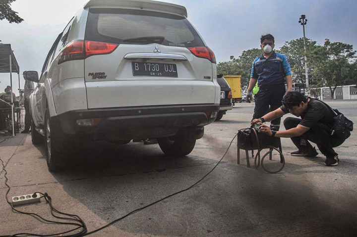 Direktorat Lalu Lintas (Ditlantas) Polda Metro Jaya kembali menerapkan pemberian bukti pelanggaran (tilang) terhadap kendaraan bermotor tak penuhi syarat lolos uji emisi, mulai Rabu, 1 November 2023 ini.