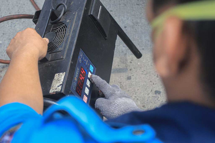 Terkait denda tilang uji emisi bagi kendaraan yang tidak lolos, nominalnya adalah Rp250.000 untuk kendaraan roda dua dan Rp500.000 untuk kendaraan roda empat.