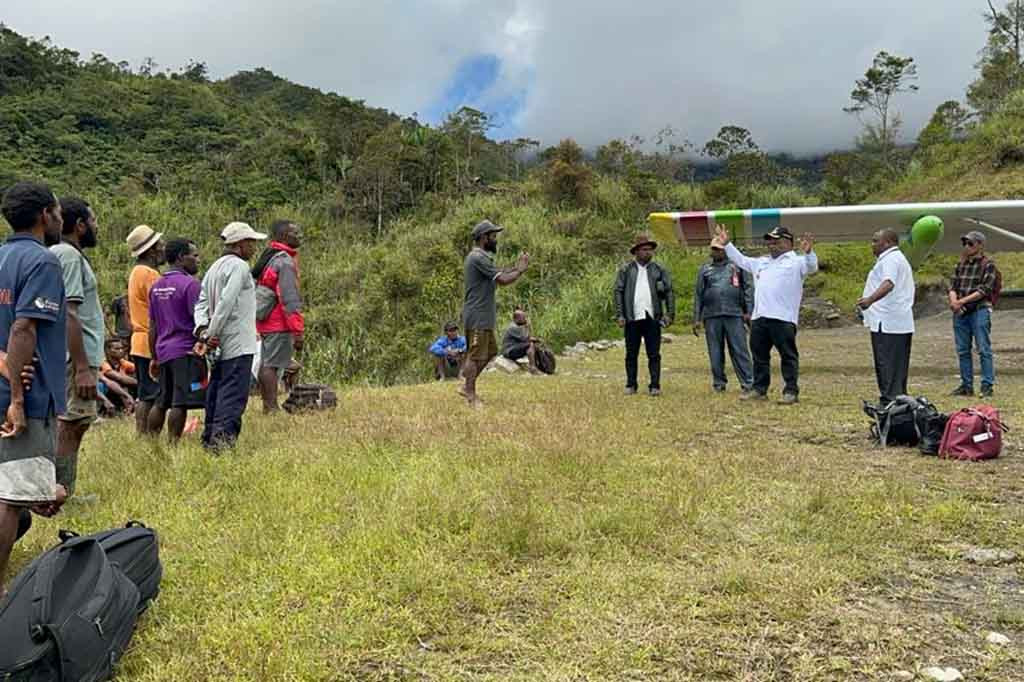 Hal ini terbukti setela tim pertama forkopimda Yahukimo bersama sejumlah wartawan diantaranya Media Indonesia melihat langsung kondisi di Distrik Amuma, Rabu, 1 November 2023 Tragis, sebab sesampainya disana, rombongan malah bertemu dan mengevakuasi Lima orang Tenaga Kesehatan Kemenkes yang sejak hari Senin, 30 Oktober 2023 datang dan memberikan pelayanan kesehatan kepada masyarakat Amuma. Mereka yakni Angganita Mandowen, dr. Danur Widura, Sandi Ransa, Ferdinandus Suweni dan Adrianus Edwardua Harapan.