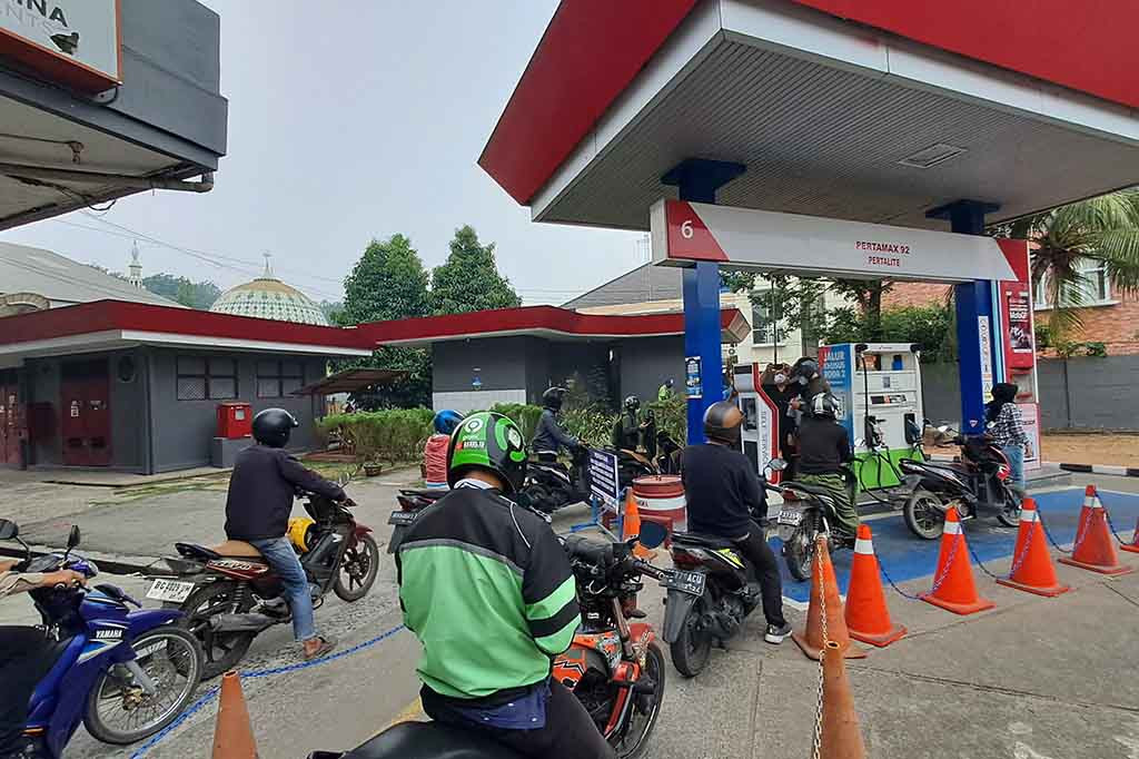 Untuk seluruh produk jenis gasoline (bensin) Pertamina mengalami penyesuaian turun harga, sejak dilakukan penyesuaian harga terakhir pada 1 Oktober 2023. Untuk Pertamax (RON 92) disesuaikan menjadi Rp14.000 atau turun sebesar Rp 300 dan Pertamax Turbo (RON 98) disesuaikan menjadi Rp15.800 atau turun sebesar Rp1.150 per liter.