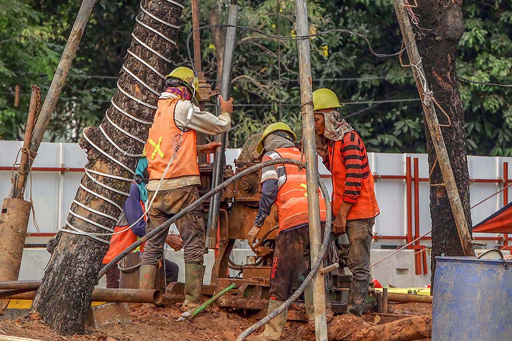 Wakil Ketua DPRD DKI Jakarta Rany Mauliani menginginkan Light Rail Transit (LRT) Lintas Raya Terpadu Jakarta fase 1B rute Velodrome-Manggarai bisa mengatasi kemacetan hingga polusi.