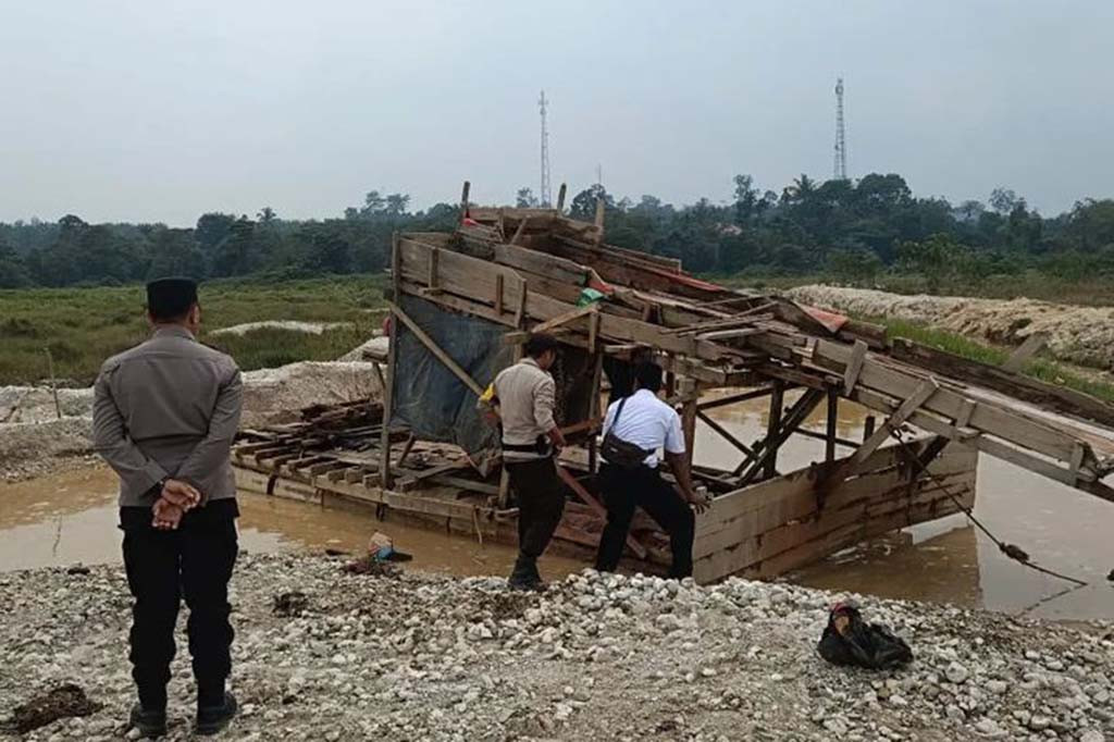 Polres Kuantan Singingi (Kuansing) bersama Polsek Singingi Hilir melakukan penertiban kegiatan penambangan emas tanpa izin (PETI) di Pulau Pramuka, Desa Tanjung Pauh, Kecamatan Singingi Hilir, Kabupaten Kuantan Singingi, Riau. Sebanyak 26 rakit PETI yang digunakan untuk menambang emas di wilayah tersebut dihancurkan dengan cara dibakar.