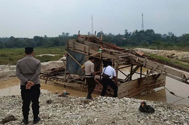Polres Kuantan Singingi (Kuansing) bersama Polsek Singingi Hilir melakukan penertiban kegiatan penambangan emas tanpa izin (PETI) di Pulau Pramuka, Desa Tanjung Pauh, Kecamatan Singingi Hilir, Kabupaten Kuantan Singingi, Riau. Sebanyak 26 rakit PETI yang digunakan untuk menambang emas di wilayah tersebut dihancurkan dengan cara dibakar.