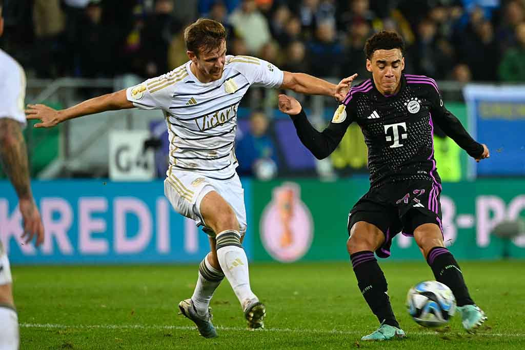 Klub Bavaria Bayern membuka keunggulan terlebih dahulu pada menit ke-16 berkat gol pemain veteran Thomas Mueller. Tuan rumah Saarbruecken lantas menyamakan kedudukan berkat gol Patrick Sontheimer pada menit ke-45, demikian catatan laman resmi Liga Jerman.