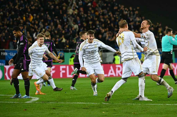 Bayern yang akan melawat ke markas Borussia Dortmund pada Sabtu, 4 November 2023 juga kehilangan bek Matthijs de Ligt akibat cedera lutut pada awal pertandingan. Hal tersebut membuat Bayern hanya memiliki satu bek tengah yang bugar. 