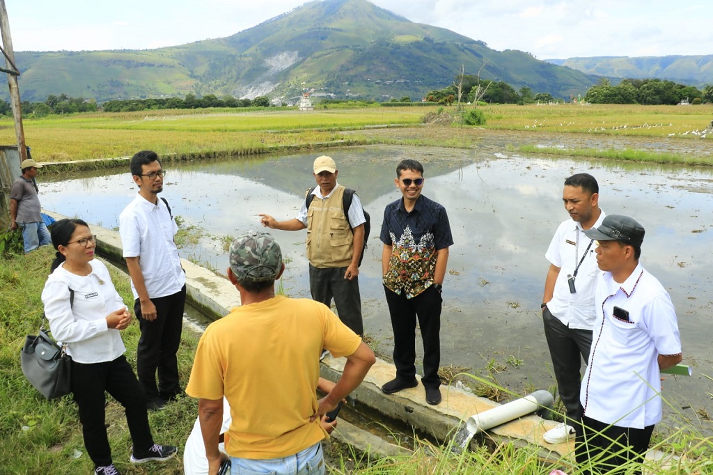 Adapun PLTS pompa air yang sudah diserahterimakan meliputi PLTS pompa air Desa Rianiate Pangururan dengan kapasitas pengairan 200 Ha, PLTS pompa air Desa Sitinjak Onan Runggu dengan kapasitas pengairan 100 Ha, Solar Panel Surya Daya 24 kWp Hibrid dengan pompa air tenaga listrik PLN di Desa Palipi dengan kapasitas pengairan 150 Ha kemudian pompa air tenaga surya daya 22 kWp di Desa Panampangan Pangururan dengan kapasitas pengairan 150 Ha.