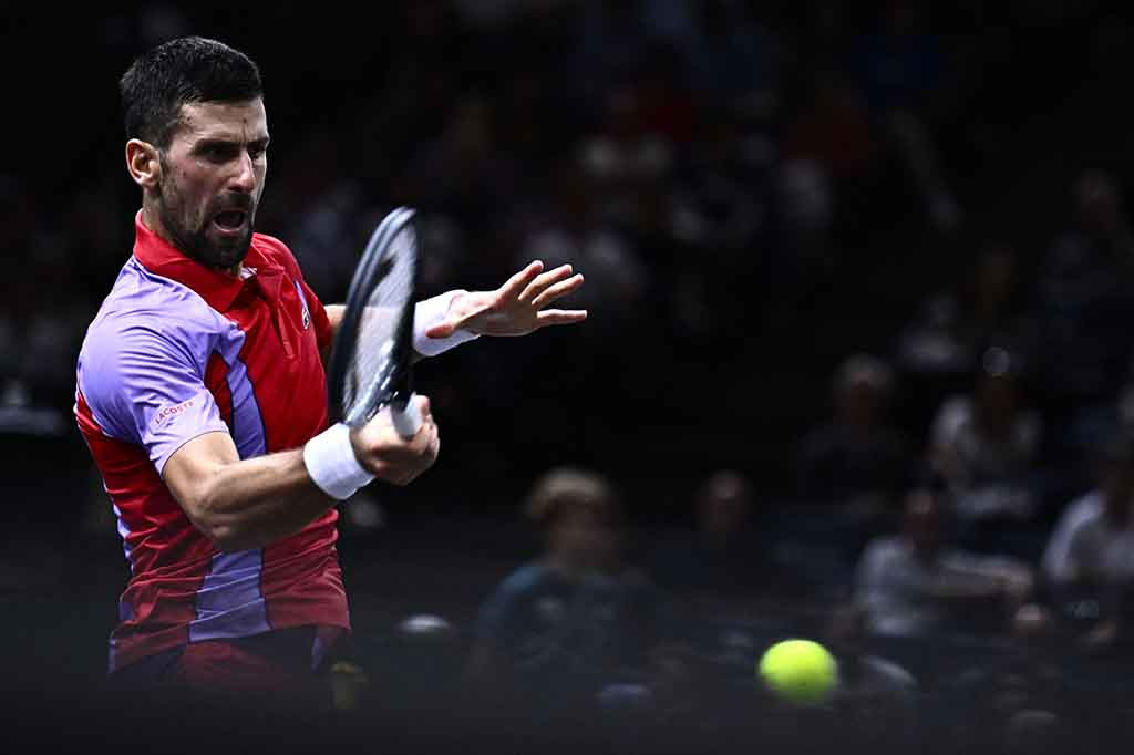 Unggulan kedua Carlos Alcaraz tersingkir dari petenis kualifikasi Roman Safiullin pada malam sebelumnya dan pada Rabu sebelumnya, Daniil Medvedev, unggulan ketiga, kembali membuat Paris mengamuk saat ia kalah 6-3, 6-7 (4/7), 7-6 (7 /2) kepada Grigor Dimitrov.