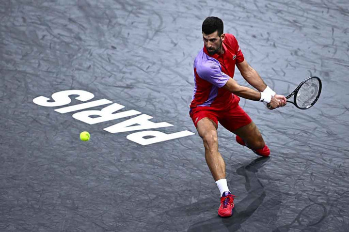 Djokovic, yang memainkan turnamen individu pertamanya sejak menjuarai AS Terbuka pada September, mematahkan servis Etcheverry, petenis Argentina peringkat 31 dunia, pada game kedelapan set pertama dan dua kali pada set kedua, untuk menang dalam waktu satu jam 24 menit.