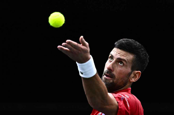 Novak Djokovic kembali ke lapangan pada hari Rabu, 1 November 2023 melewati Tomas Martin Etcheverry 6-3, 6-2 dan memperkuat posisinya di peringkat teratas setelah dua rival terdekatnya kalah di Paris Masters