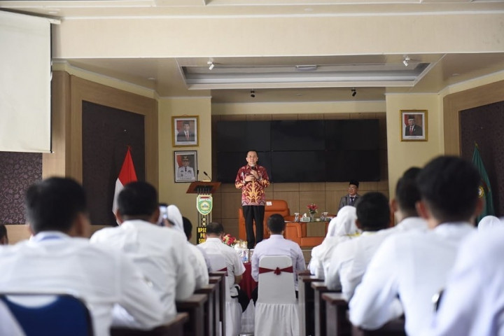 Agus meminta seluruh ASN di lingkungan Pemerintah Provinsi Sumsel untuk menjaga netralitasnya dan tidak berpihak kepada pasangan calon tertentu mau pun ikut dalam politik praktis.