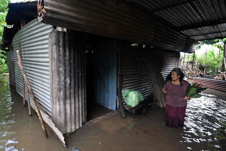 Namun, NHC memperingatkan bahwa “curah hujan lebat dan banjir bandang masih menjadi ancaman di sebagian wilayah Amerika Tengah.”
