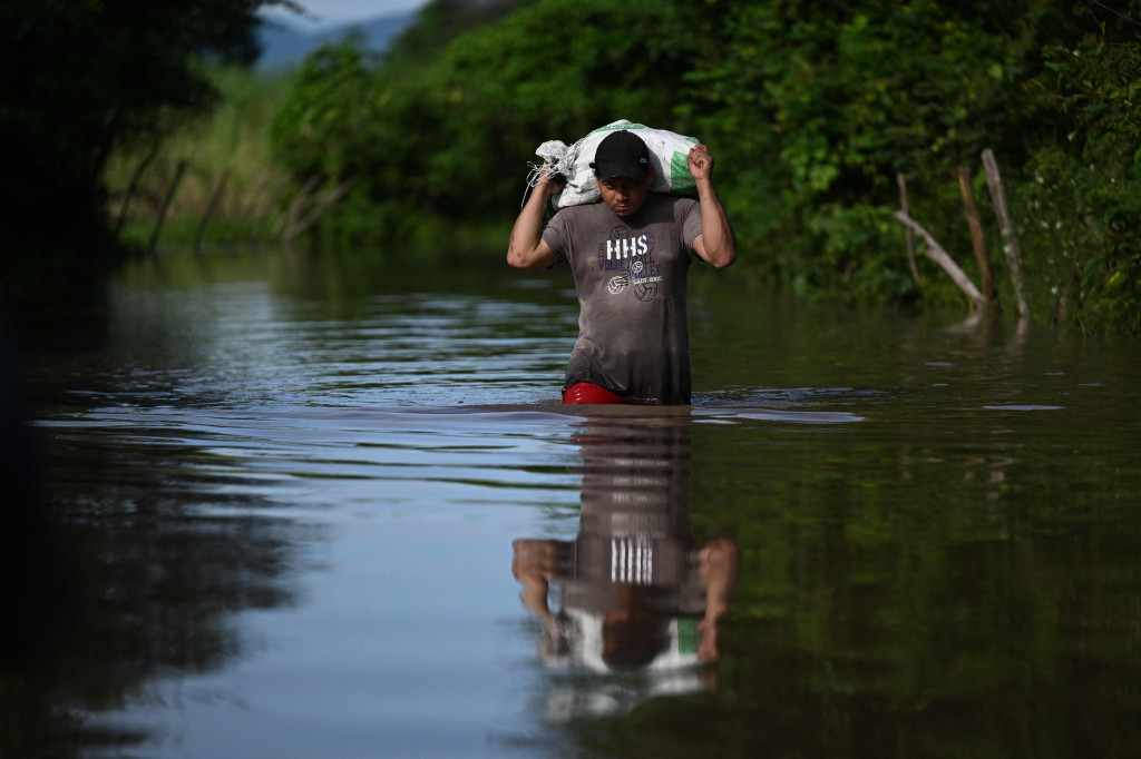Pilar berada sekitar 160 mil (260 kilometer) di lepas pantai El Salvador pada hari Rabu, menghasilkan angin dengan kecepatan sekitar 60 mil per jam, kata Pusat Badai Nasional AS (NHC) dalam sebuah buletin.