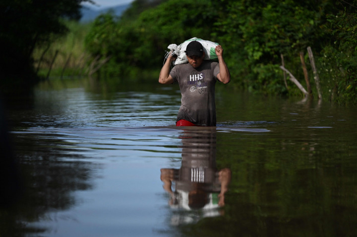 Pilar berada sekitar 160 mil (260 kilometer) di lepas pantai El Salvador pada hari Rabu, menghasilkan angin dengan kecepatan sekitar 60 mil per jam, kata Pusat Badai Nasional AS (NHC) dalam sebuah buletin.