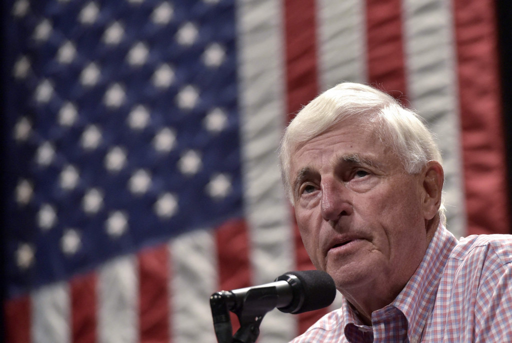 Legenda pelatih bola basket perguruan tinggi Amerika Bob Knight, seorang tokoh vokal dan kontroversial yang membimbing Amerika Serikat meraih medali emas Olimpiade Los Angeles 1984, meninggal pada hari Rabu, 1 November 2023 2023. Dia berusia 83 tahun.