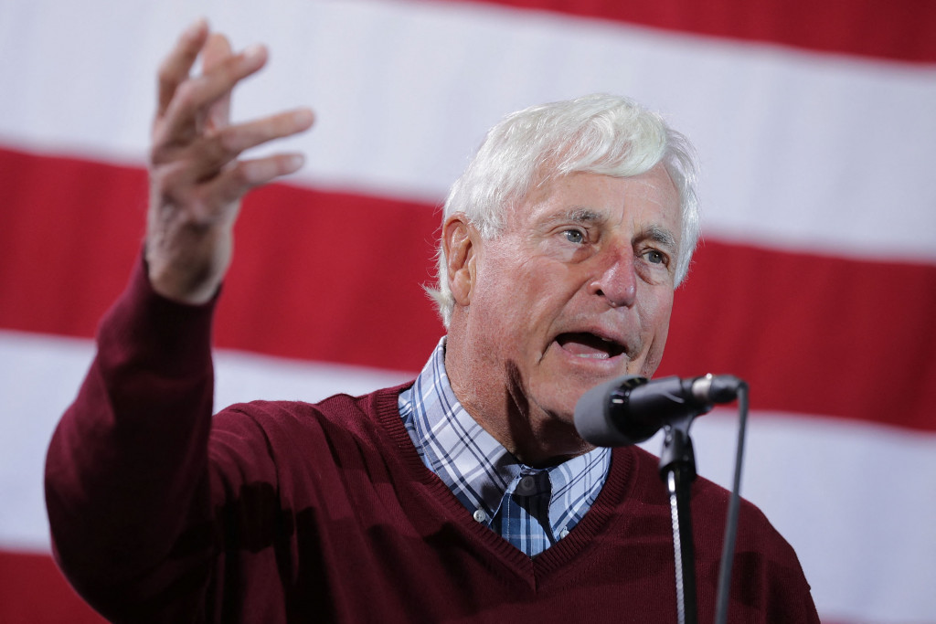 “Dengan berat hati kami menyampaikan bahwa Pelatih Bob Knight meninggal dunia di rumahnya di Bloomington (Indiana) dikelilingi oleh keluarganya,” kata keluarga Knight dalam sebuah pernyataan.