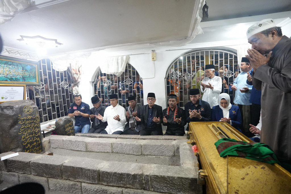 Calon Presiden Koalisi Perubahan, Anies Baswedan mengunjungi makam ulama berpengaruh sekaligus pengembang Islam di Minangkabau, Syekh Burhanudin, Rabu, 1 November 2023 malam, di Ulakan, Kabupaten Padang Pariaman. Ziarah tersebut turut dihadiri oleh ribuan masyarakat dan relawan partai di tengah hujan deras.