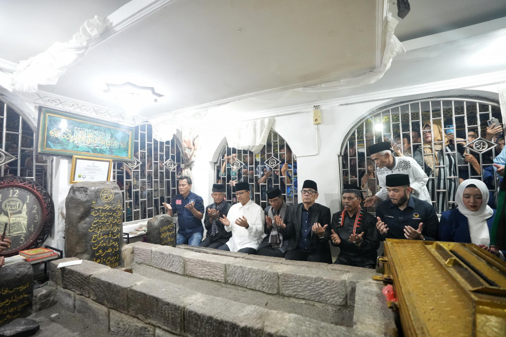 Setelah ziarah, Anies menyempatkan diri untuk salat maghrib di Majid Raya yang tak jauh dari makam. Seusai salat, Anies menyampaikan pesan kebangsaan tentang Sosok Syekh Burhanudin, seorang ulama yang menjadi penghulu Islam di Sumatra Barat. 