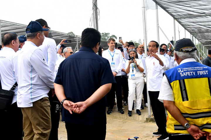 Presiden Joko Widodo mengajak sejumlah pemimpin perusahaan meninjau Persemaian Mentawir, Kabupaten Penajam Paser Utara, Provinsi Kalimantan Timur, pada Kamis, 2 November 2023. Bersama para pemimpin perusahaan, Presiden Jokowi berjalan menyusuri persemaian sambil menjelaskan sejumlah hal terkait persemaian dan pembangunan Ibu Kota Nusantara (IKN).