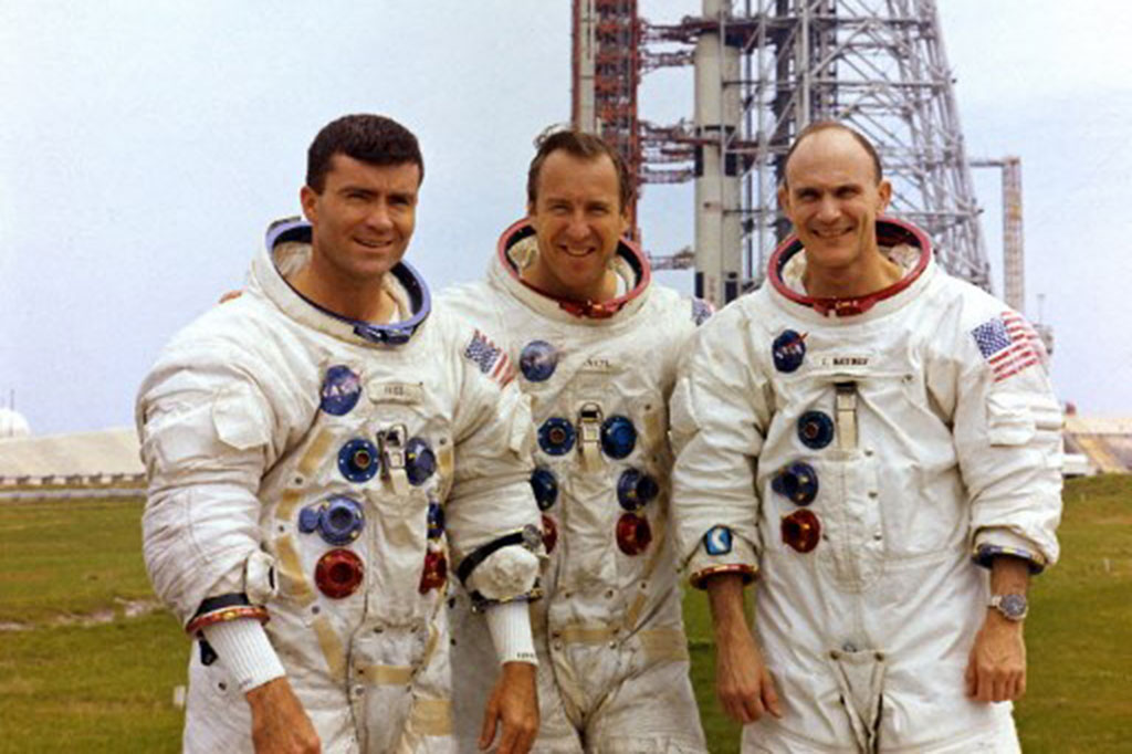 Mattingly memulai karirnya sebagai pilot Angkatan Laut AS sebelum terpilih menjadi kelas astronaut pada 1966.