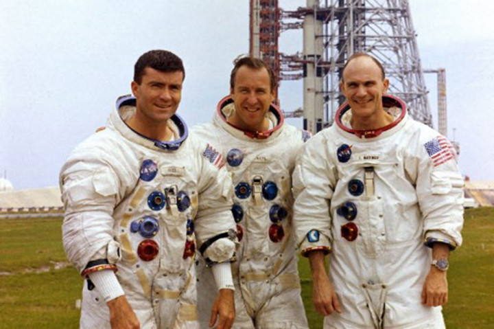 Mattingly memulai karirnya sebagai pilot Angkatan Laut AS sebelum terpilih menjadi kelas astronaut pada 1966.