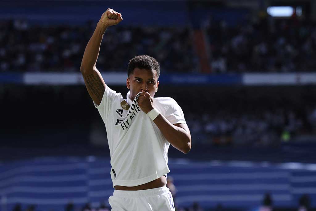 Dalam kontrak terbaru, penyerang tim nasional Brasil tersebut terikat klausul pelepasan pemain sebesar Rp1,6 trilliun menyamai rekan setimnya Vinicius Junior, Fede Valverde, dan Eduardo Camavinga.