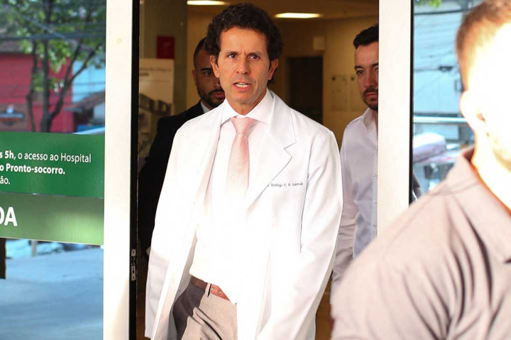 “Operasinya sukses. Kami sangat puas dengan hasilnya,” kata Rodrigo Lasmar, dokter tim Brasil yang melakukan operasi tersebut. “Dia menjalani rekonstruksi ligamen anterior dan dua cedera meniskus telah diperbaiki.”