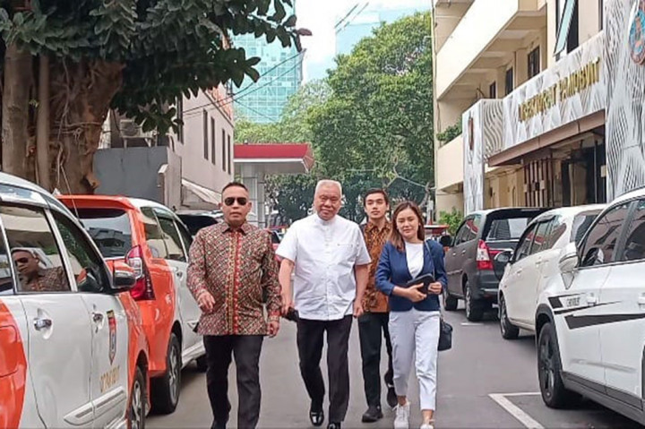 Ketua Harian Pengurus Provinsi Pusat Persatuan Bulu Tangkis Seluruh Indonesia (PP PBSI) DKI Jakarta Tirta Juwana Darmadji (Alex Tirta) memenuhi panggilan penyidik Polda Metro Jaya untuk diperiksa terkait dengan kasus dugaan pemerasan oleh pimpinan KPK terhadap mantan Menteri Pertanian Syahrul Yasin Limpo (SYL), Jumat, 3 November 2023.