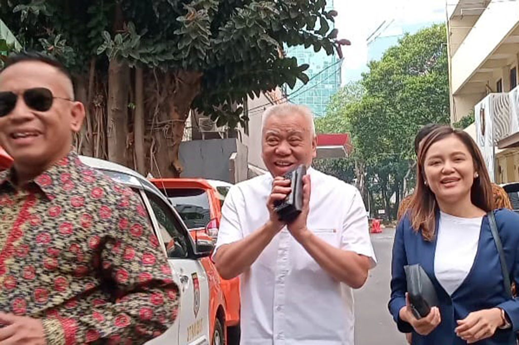 Namun saat ditemui Alex tidak memberikan tanggapan, khususnya ketika ditanya mengenai pemeriksaannya. Dia juga tak menanggapi dugaan keterlibatan, terkait dengan rumah di Jalan Kertanegara nomor 46, Kebayoran Baru, Jakarta Selatan. 