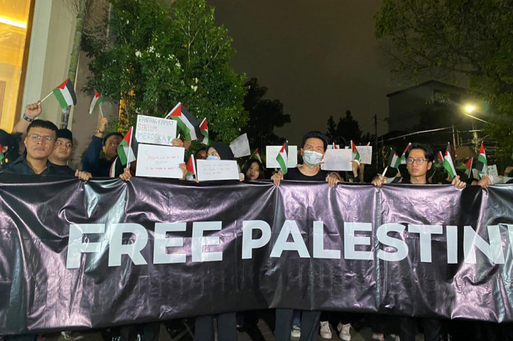 Foreign Policy Community of Indonesia (FPCI) menggelar aksi damai dan penyalaan lilin sebagai bentuk solidaritas terhadap rakyat Palestina. Aksi ini dilakukan di depan kantor Kedutaan Besar Palestina di Jakarta.