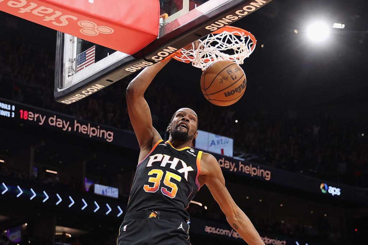 Pebasket veteran Phoenix Suns Kevin Durant menjadi pemain ke-12 yang menyentuh 27.000 poin selama karirnya di ajang NBA, setelah dia mencetak poin dengan dunk pada laga melawan San Antonio Spurs, Rabu, 1 November 2023 waktu setempat.