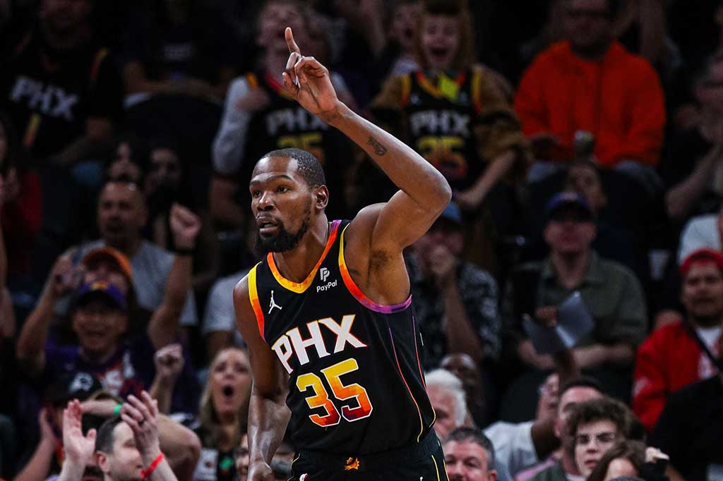 James merupakan pemain urutan pertama dalam mencetak poin di NBA, yaitu 38.775 poin, dan masih akan terus bertambah setidaknya hingga musim NBA 2023-2024 selesai. Sisanya, 10 pemain dengan poin tertinggi di atas Kevin Durant sudah seluruhnya pensiun dalam karir bola basket.