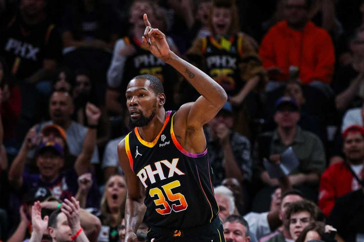 James merupakan pemain urutan pertama dalam mencetak poin di NBA, yaitu 38.775 poin, dan masih akan terus bertambah setidaknya hingga musim NBA 2023-2024 selesai. Sisanya, 10 pemain dengan poin tertinggi di atas Kevin Durant sudah seluruhnya pensiun dalam karir bola basket.