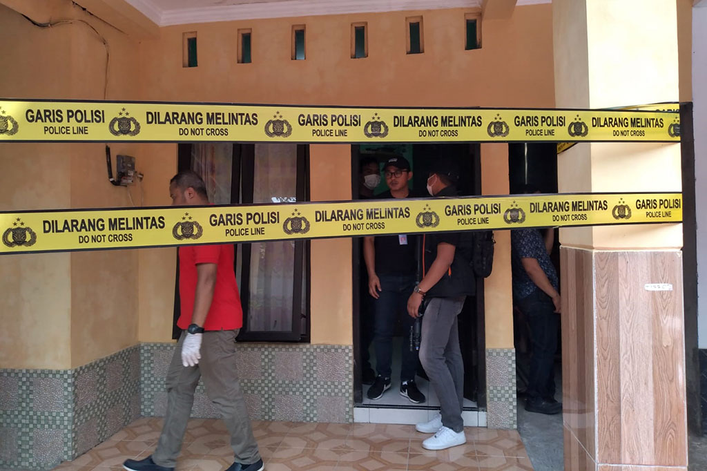 Aparat mengecek kondisi rumah tempat produksi keripik pisang mengandung narkoba di wilayah Kabupaten Bantul, Daerah Istimewa Yogyakarta (DIY), Jumat, 3 November 2023.