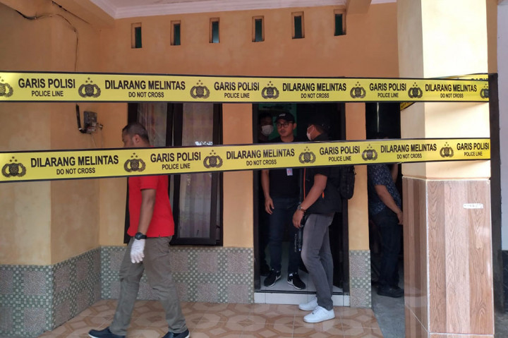 Aparat mengecek kondisi rumah tempat produksi keripik pisang mengandung narkoba di wilayah Kabupaten Bantul, Daerah Istimewa Yogyakarta (DIY), Jumat, 3 November 2023.