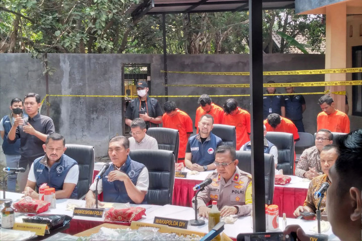 Kedelapan orang itu dijerat dengan Undang-undang Nomor 35 Tahun 2009 tentang Narkotika. Pasal yang digunakan di antaranya Pasal 114 ayat 2, Jo Pasal 132 ayat 1, subsider Pasal 113 ayat 2, lebih subsider pasal 112 ayat 2, jo Pasal 132 ayat 1. Adapun ancamannya minimal pidana 5 tahun dan maksimal hukuman mati, serta denda paling sedikit Rp800 juta dan maksimal Rp10 miliar.