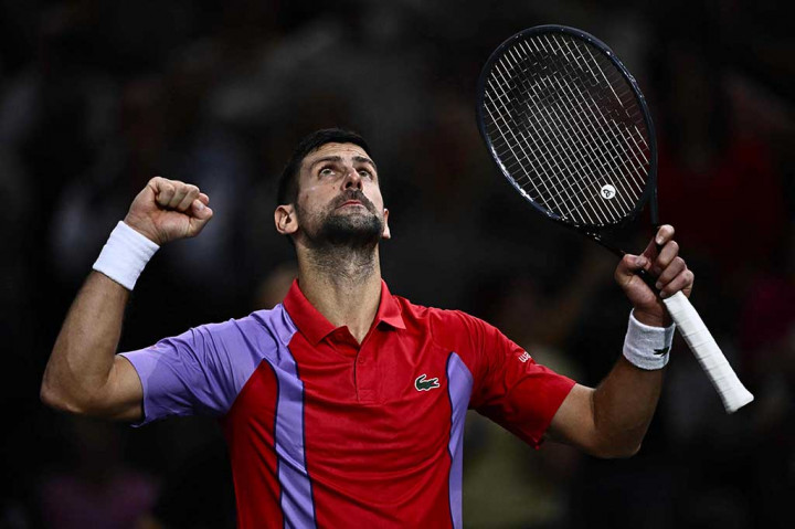 Petenis nomor satu dunia Novak Djokovic melakukan selebrasi setelah berhasil melaju ke babak perempat final Paris Masters, Kamis, 2 November 2023 waktu setempat. 